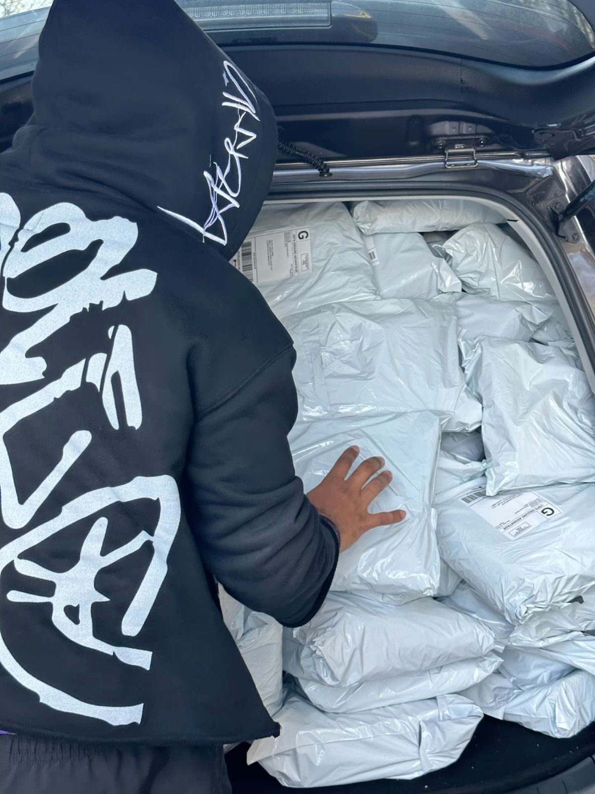 Kofferraum voller Pakete für den Versand